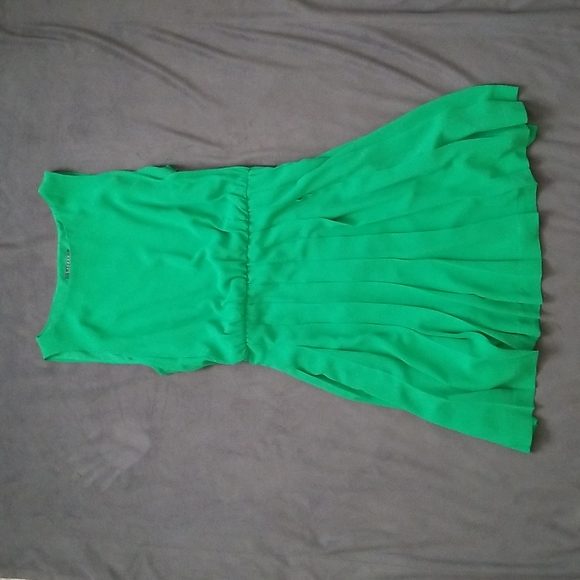 Green Pleated Chiffon Dress Size 16 - Picture 3 of 11